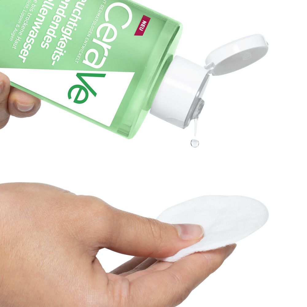 CeraVe Mizellenwasser wird auf ein Wattepad gegeben.