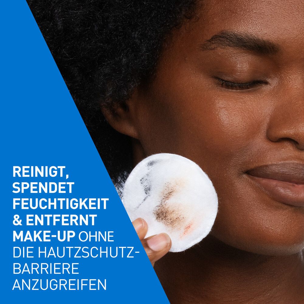 Frau entfernt Make-up mit einem Wattepad.