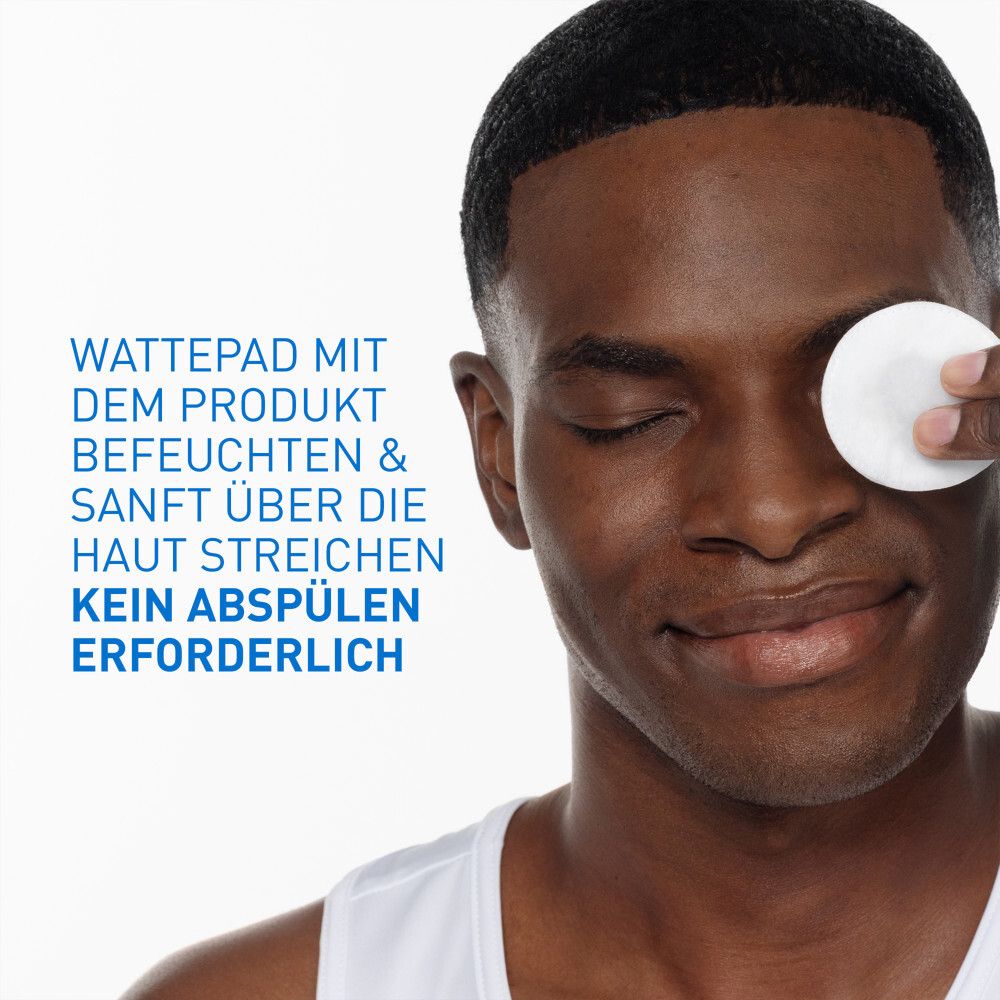 Mann reinigt sein Auge mit einem Wattepad und CeraVe Mizellenwasser.