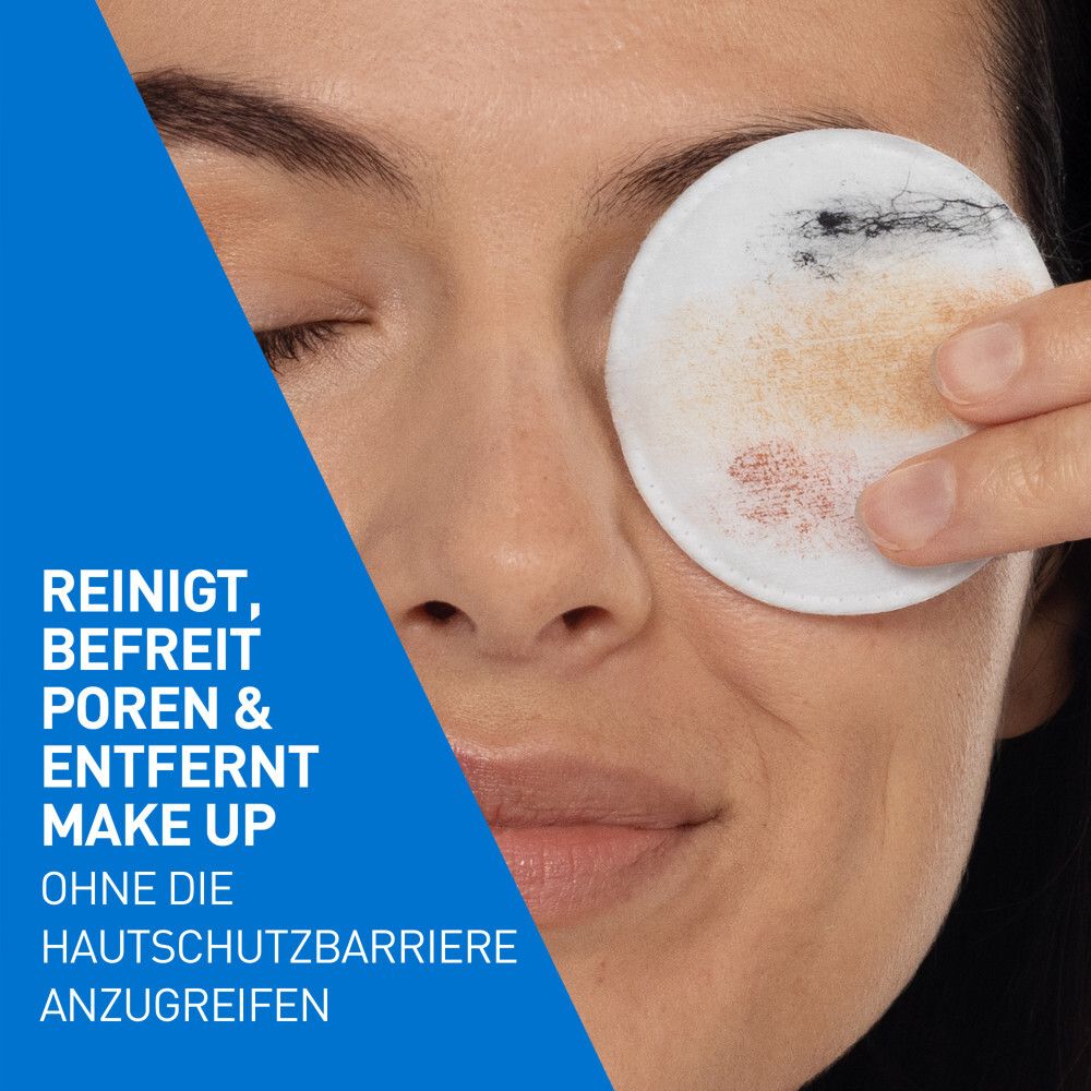 Frau reinigt ihr Auge mit einem Wattepad, das mit CeraVe Klärendes Mizellenwasser getränkt ist. Entfernt Make-up.