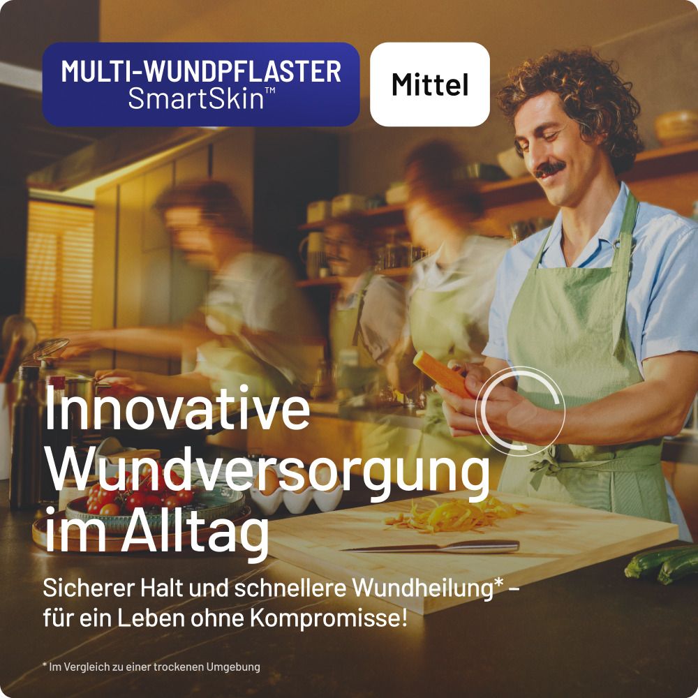 Ein Mann in der Küche schneidet Gemüse, mit einem Pflaster auf dem Finger für innovative Wundversorgung.