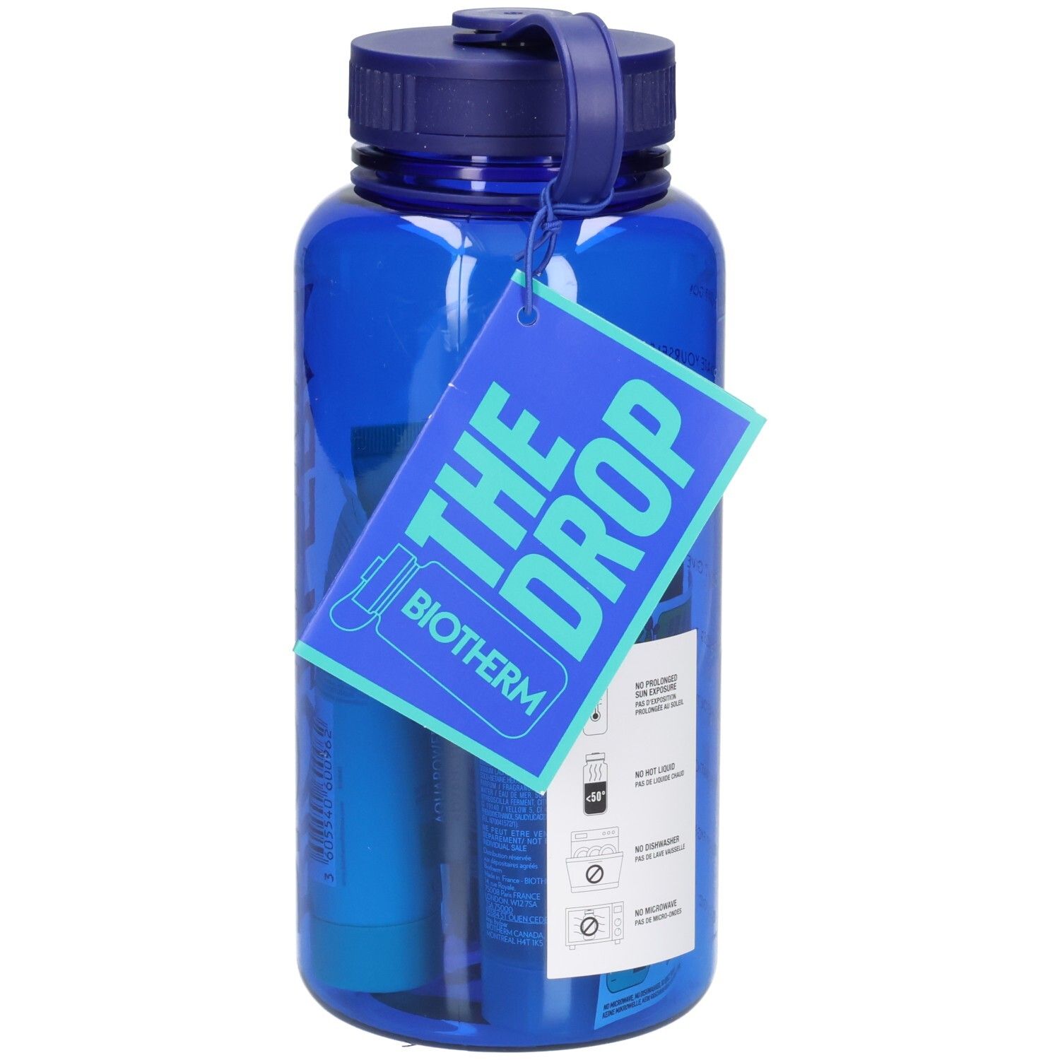 Blauer Trinkbehälter mit Henkel, gefüllt mit BIOTHERM Produkten. Der Anhänger "THE DROP BIOTHERM" ist sichtbar.