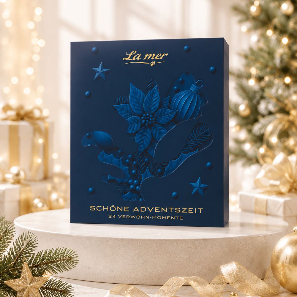 Dunkelblaue Geschenkbox mit "La mer" Logo und weihnachtlichen Prägungen. "Schöne Adventszeit" und "24 Verwöhn-Momente" sind auf der Vorderseite.