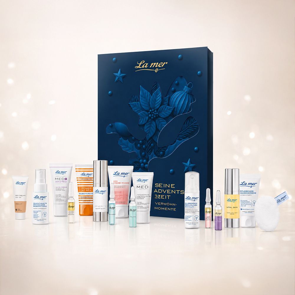 La Mer Adventskalender mit vielen Pflegeprodukten, geöffnet, vor weihnachtlichem Hintergrund.