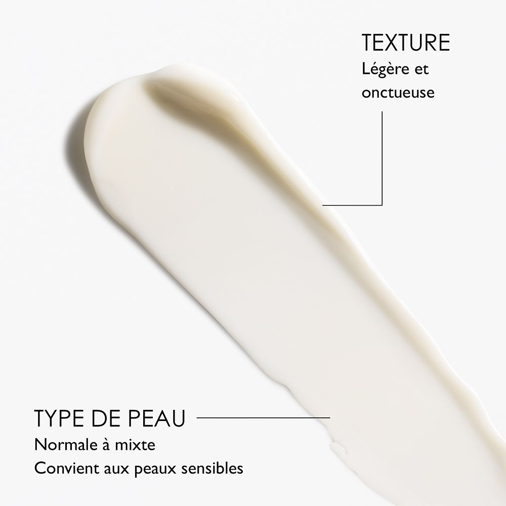 Nahaufnahme einer Creme. Textur: leicht und ölig. Hauttyp: normal bis Mischhaut. Für empfindliche Haut geeignet.