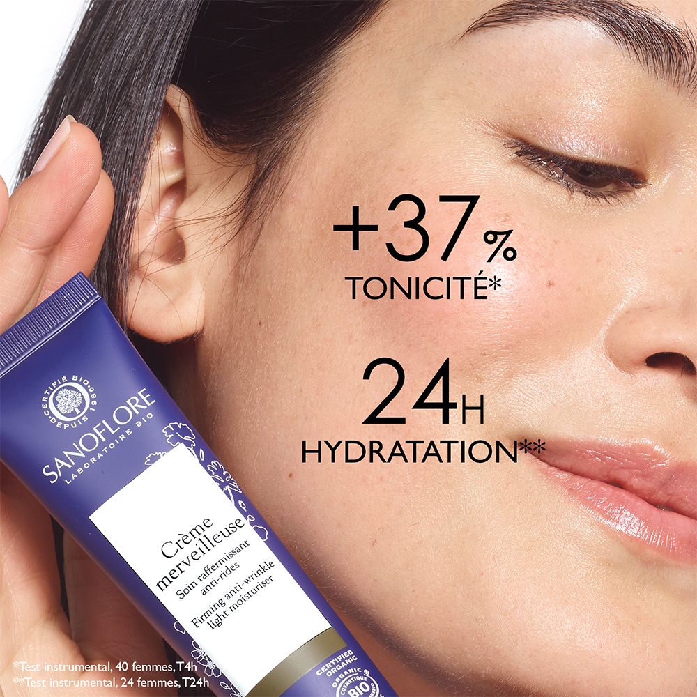 Frau mit Creme auf dem Gesicht. +37% Tonizität. 24H Hydratation. Sanoflore Crème merveilleuse. Anti-Falten-Pflege.