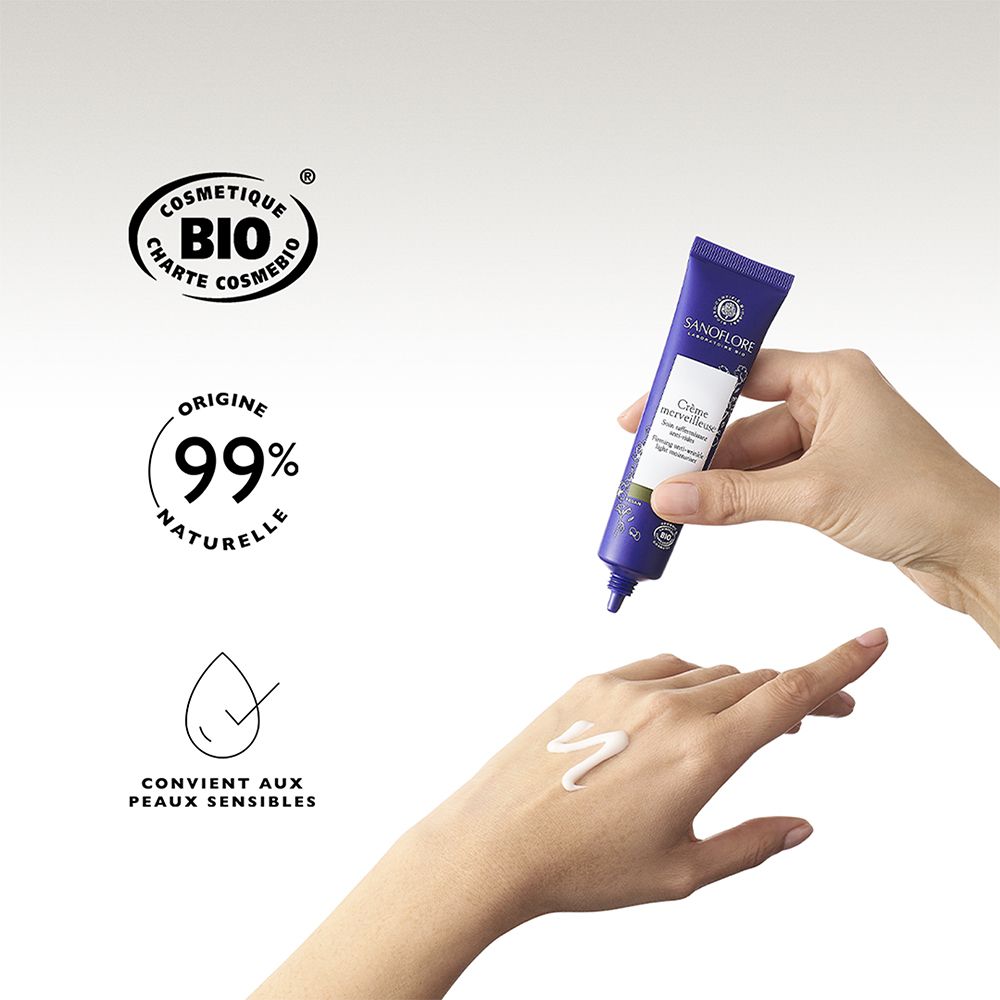 Hand mit Creme. Sanoflore Crème merveilleuse. 99% natürlich. Für empfindliche Haut geeignet. Bio-Zertifizierung.