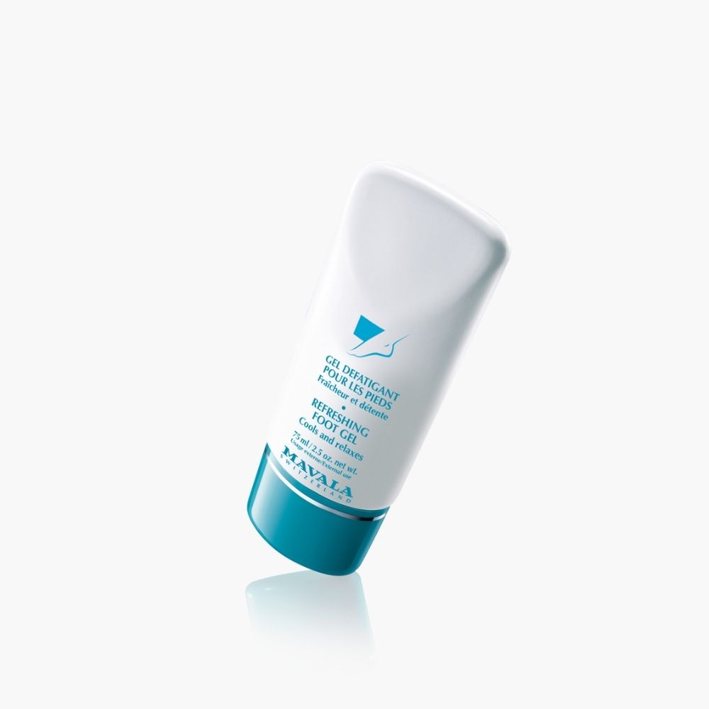 Weiß-blaue Tube und Schachtel. Aufschrift: GEL DÉFATIGANT POUR LES PIEDS, 75ml, MAVALA SWITZERLAND.