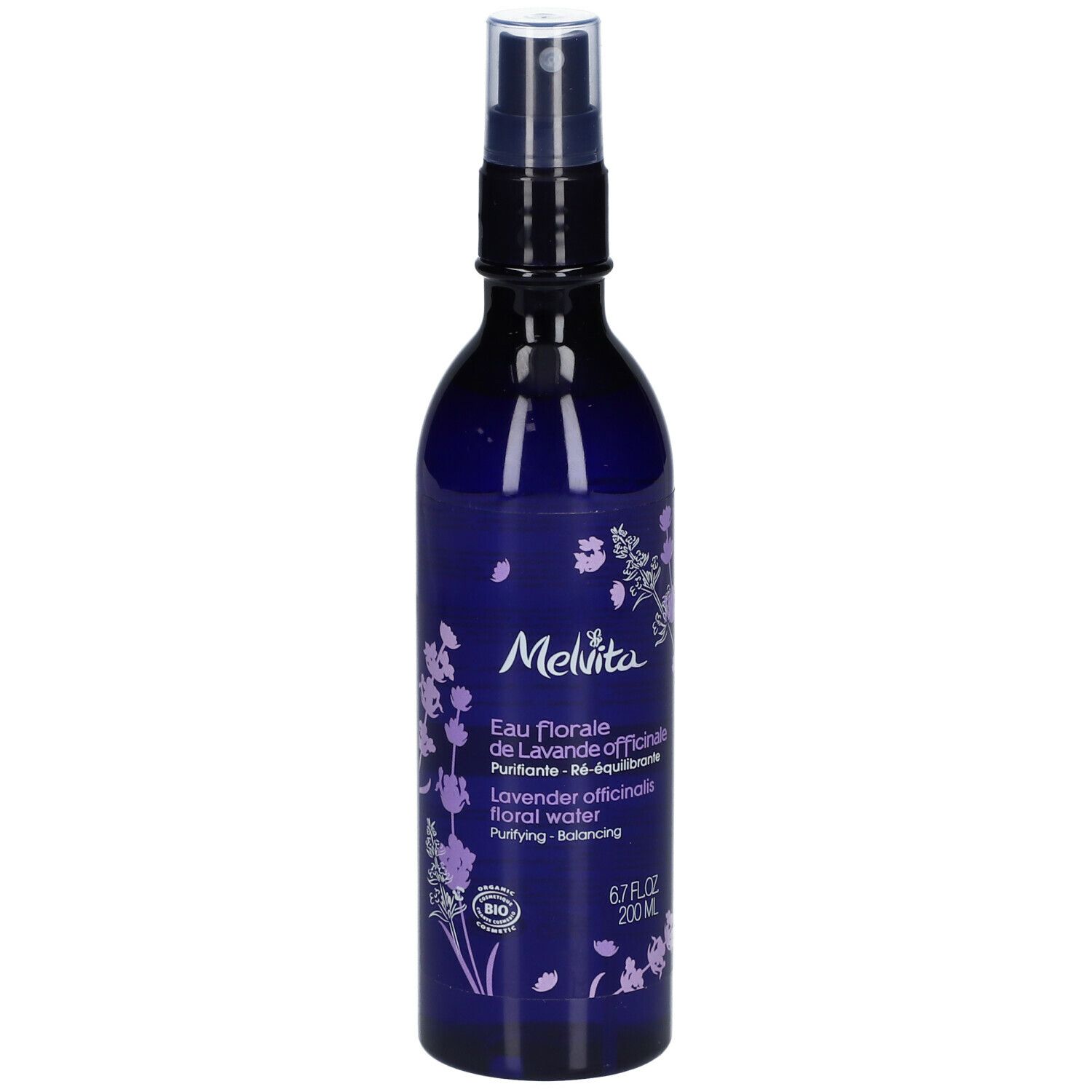 Blau-violette Flasche mit Zerstäuber. Aufschrift: Melvita, Eau florale de Lavande officinale, 200 ml.