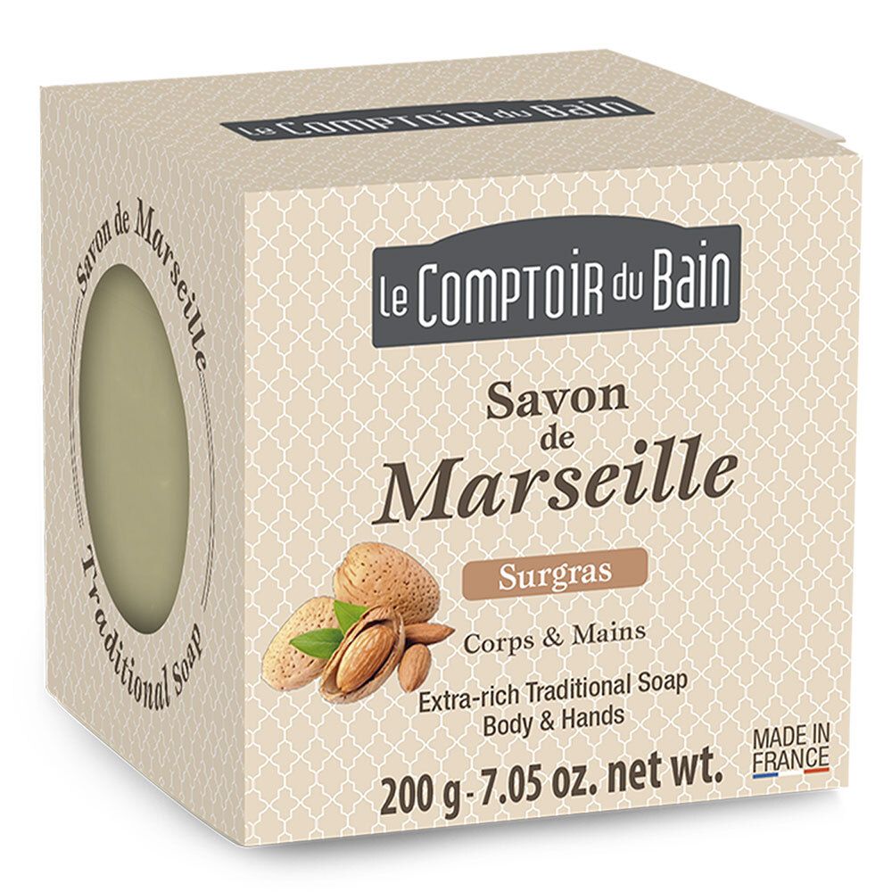 Karton mit Seife. Aufschrift: Le Comptoir du Bain, Savon de Marseille, Surgras, Corps & Mains. 200 g.