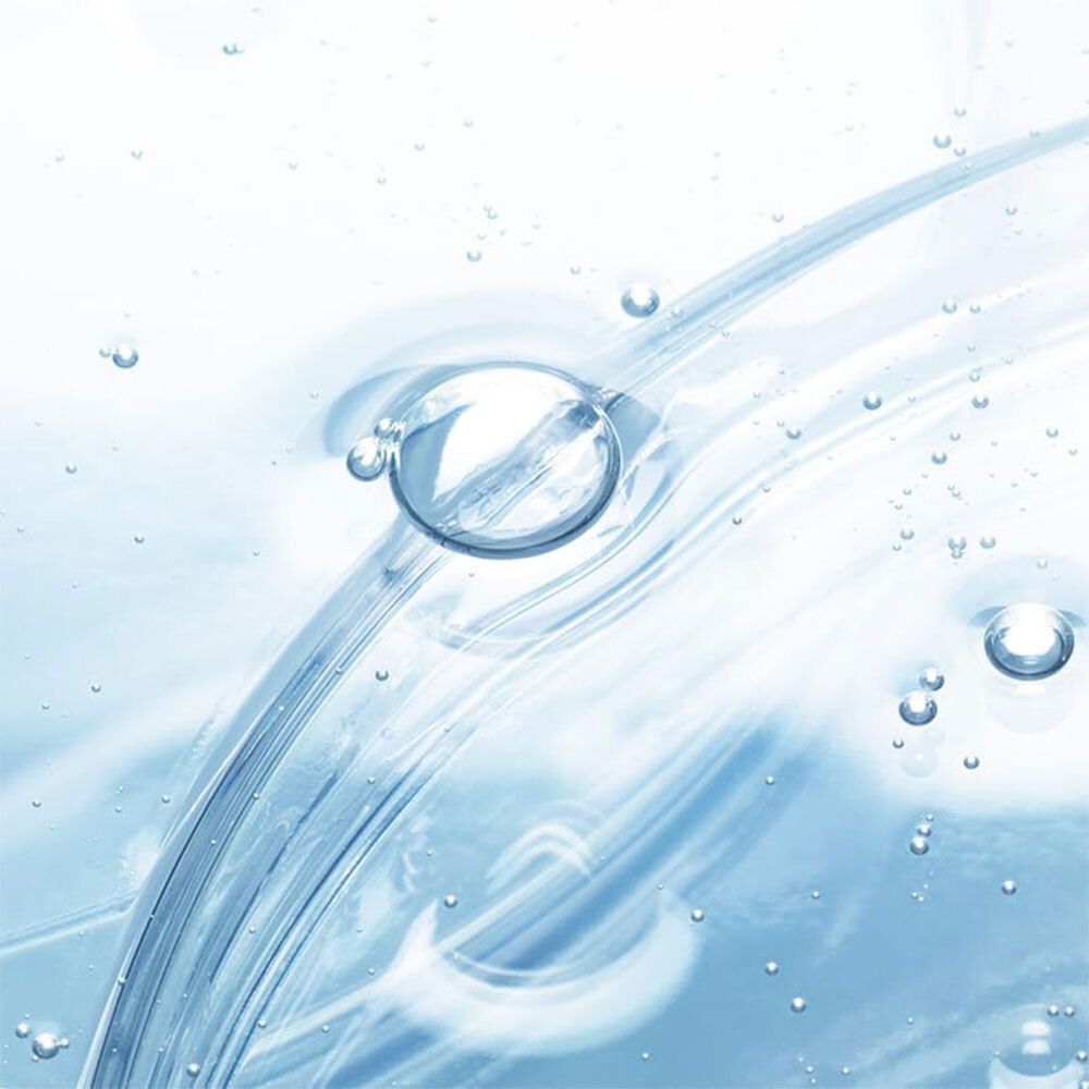 Abstrakte Nahaufnahme von Wasser mit Blasen und wellenförmigen Strukturen. Helle, transparente Flüssigkeit.