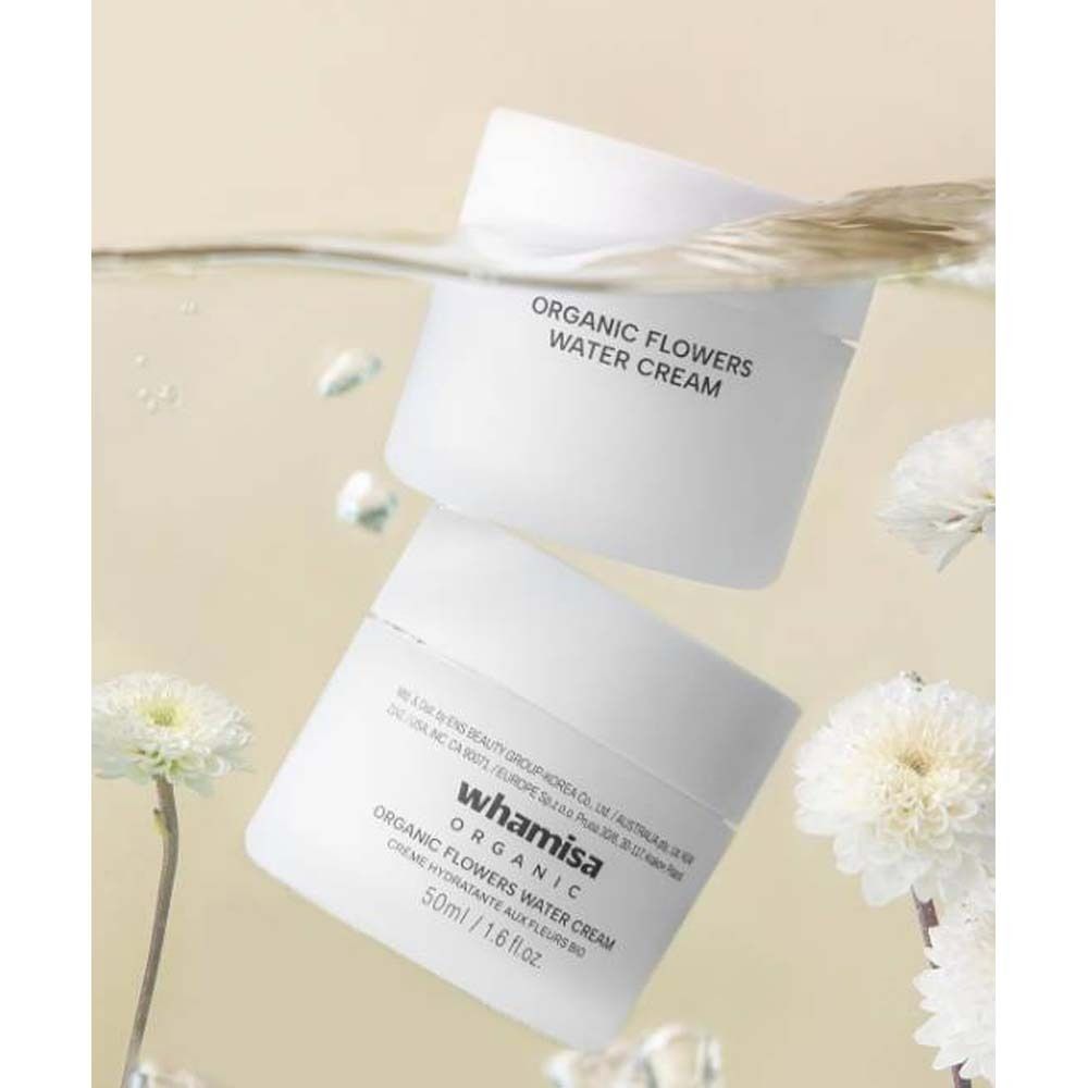 Zwei weiße Tiegel im Wasser. Aufschrift: ORGANIC FLOWERS WATER CREAM.