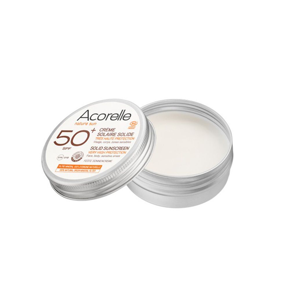 Sonnencreme-Tiegel, geöffnet. Silberfarbener Behälter mit weißem Produkt. Deckel mit Aufschrift: Acorelle, LSF 50+, Creme Solaire Solide.