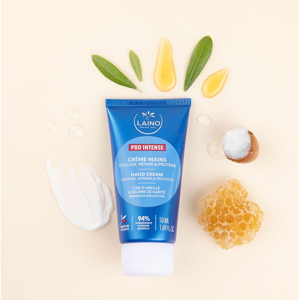 Blaue Tube "LAINO Pro Intense" Handcreme, umgeben von Inhaltsstoffen: Blätter, Honig, Shea Butter, Wasser. Auf hellem Hintergrund.