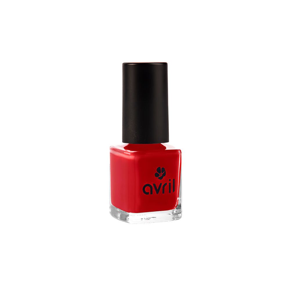 Roter Nagellackflakon mit schwarzem Deckel. Auf dem Flakon steht "avril".