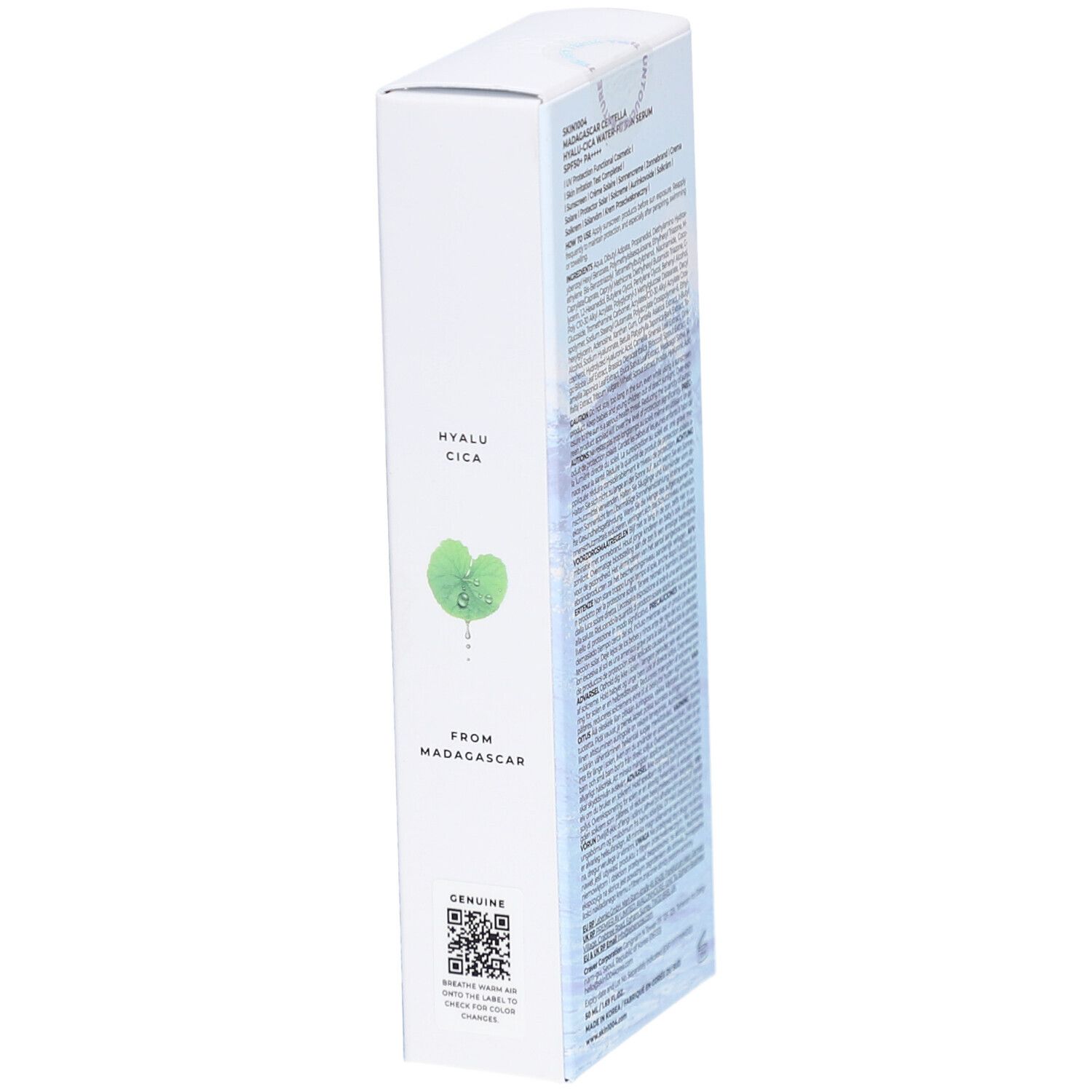 Weiße Produktverpackung, Seite mit Blatt-Grafik. Text: HYALU-CICA, FROM MADAGASCAR, SKIN1004.