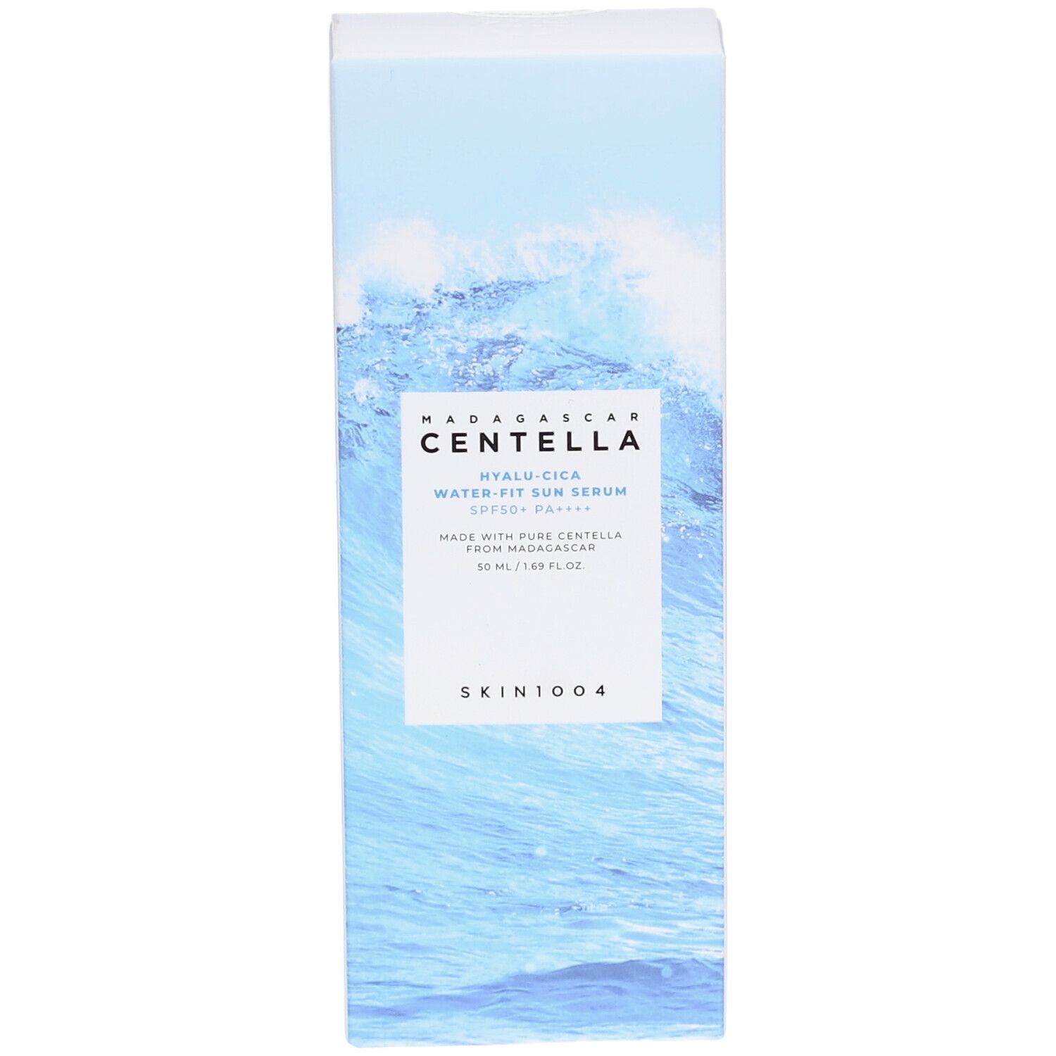 Weiße Produktverpackung mit blauem Wellenmuster. Text: MADAGASCAR CENTELLA, HYALU-CICA, Water Fit Sun Serum SPF50+ PA++++, SKIN1004.