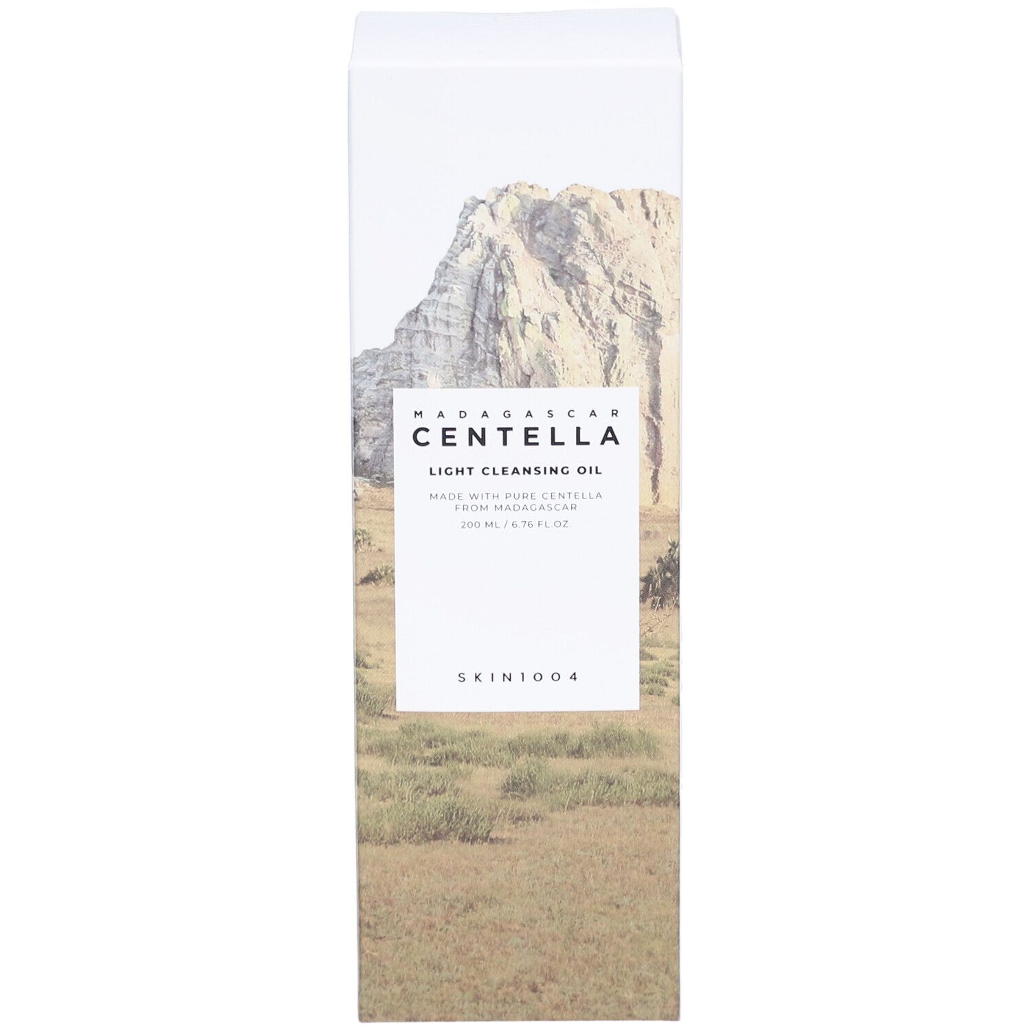Weiße Produktverpackung mit Landschaftsbild und Text. Enthält "MADAGASCAR CENTELLA LIGHT CLEANSING OIL" und "SKIN1004".