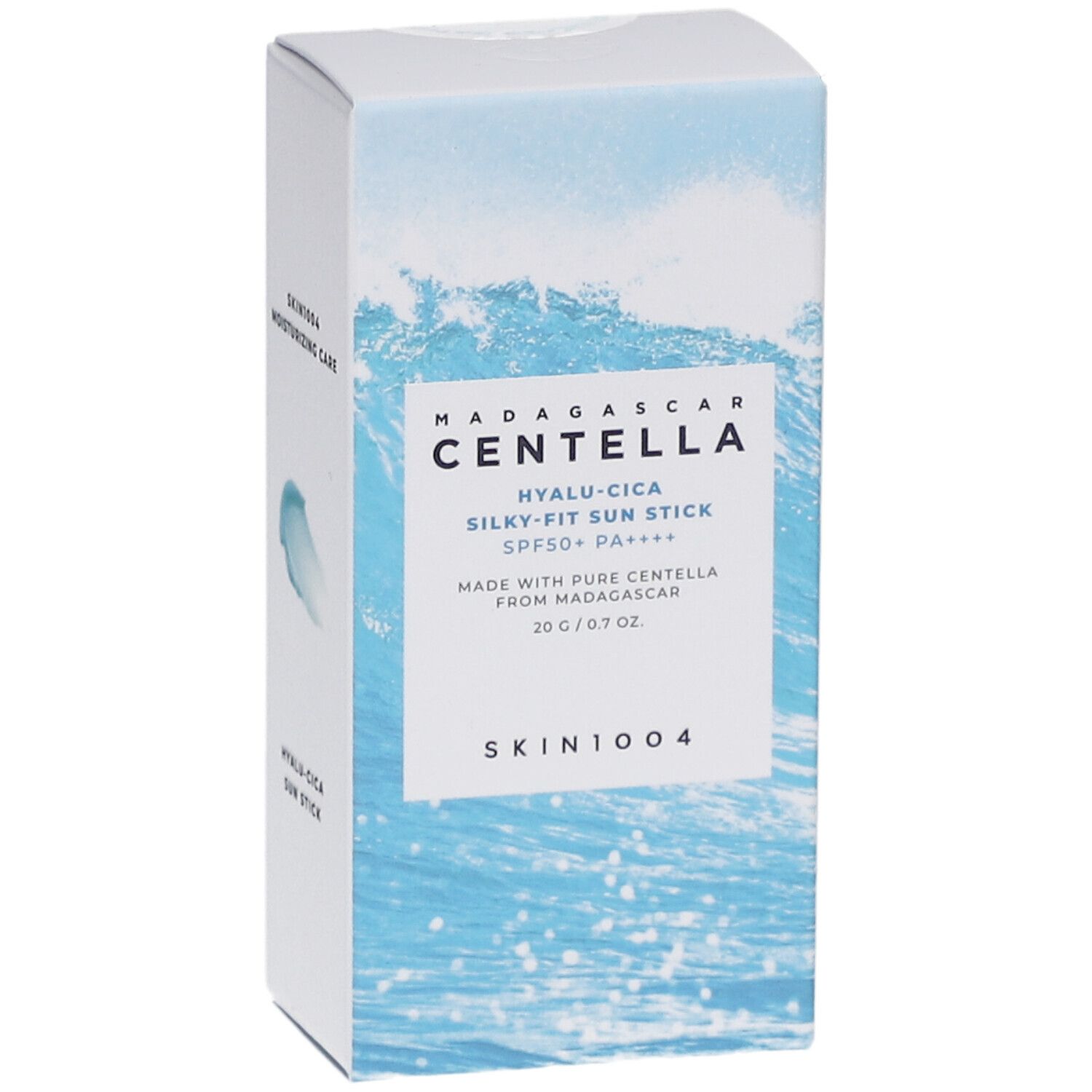 Weißer Karton mit Produktinformationen. Text: MADAGASCAR CENTELLA, Hyalu-Cica, Silky-Fit Sun Stick SPF50+ PA++++, 20g/0.7 oz.