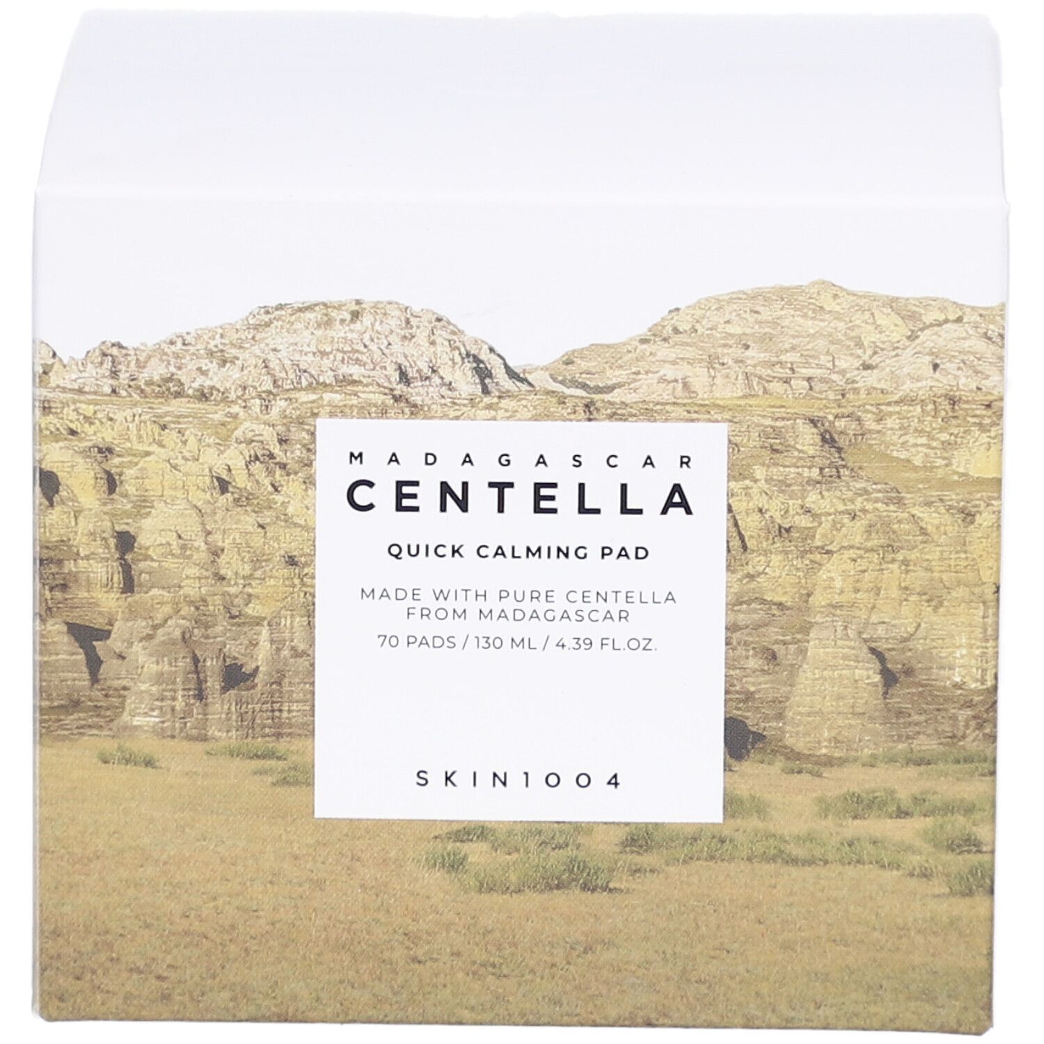 Weiße Verpackung mit Produktinformationen. Aufschrift: MADAGASCAR CENTELLA Quick Calming Pad. Marke: SKIN1004. Landschaftsabbildung.