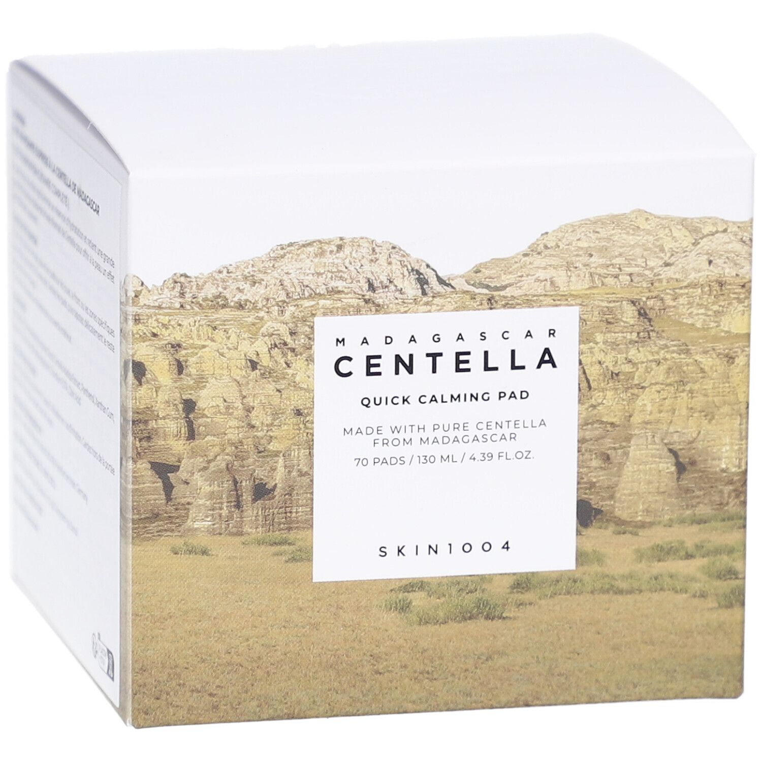 Weiße Verpackung mit Produktinformationen. Aufschrift: MADAGASCAR CENTELLA Quick Calming Pad. Marke: SKIN1004. Landschaftsabbildung.