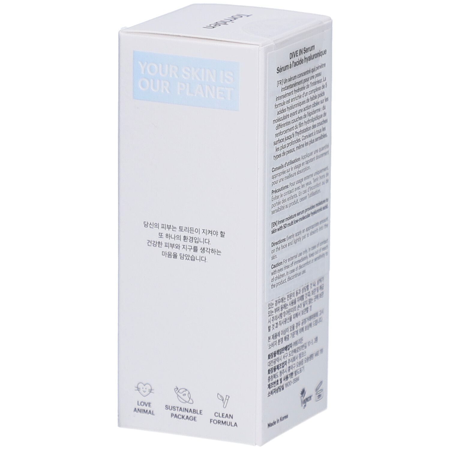 Weiße Verpackung mit blauem Feld. Aufschrift: YOUR SKIN IS OUR PLANET. Logos für Nachhaltigkeit.