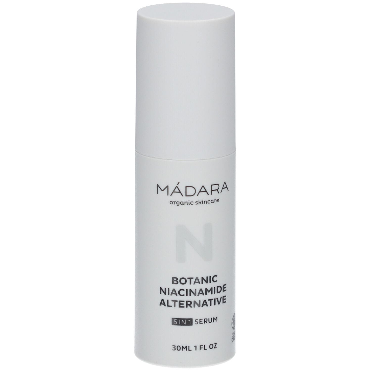 Weißer Flakon mit Produktaufschrift: MÁDARA, Botanic Niacinamide Alternative 5-in-1 Serum. Mit Kosmetik-Zertifizierung.