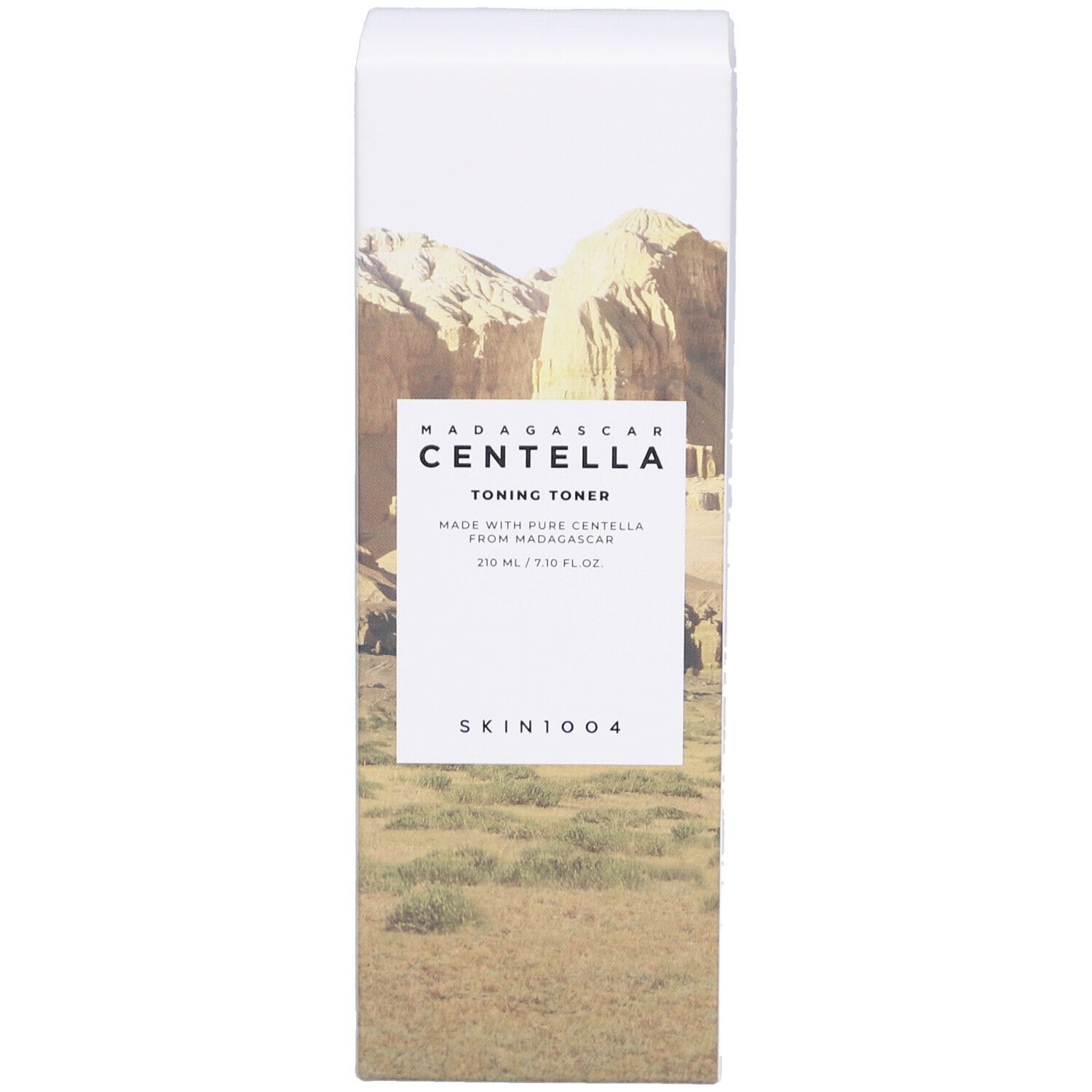 Weiße Produktverpackung mit Landschaftsdruck. Text: MADAGASCAR CENTELLA Toning Toner, SKIN1004. Aufschrift: 210 ml / 7.10 fl.oz.