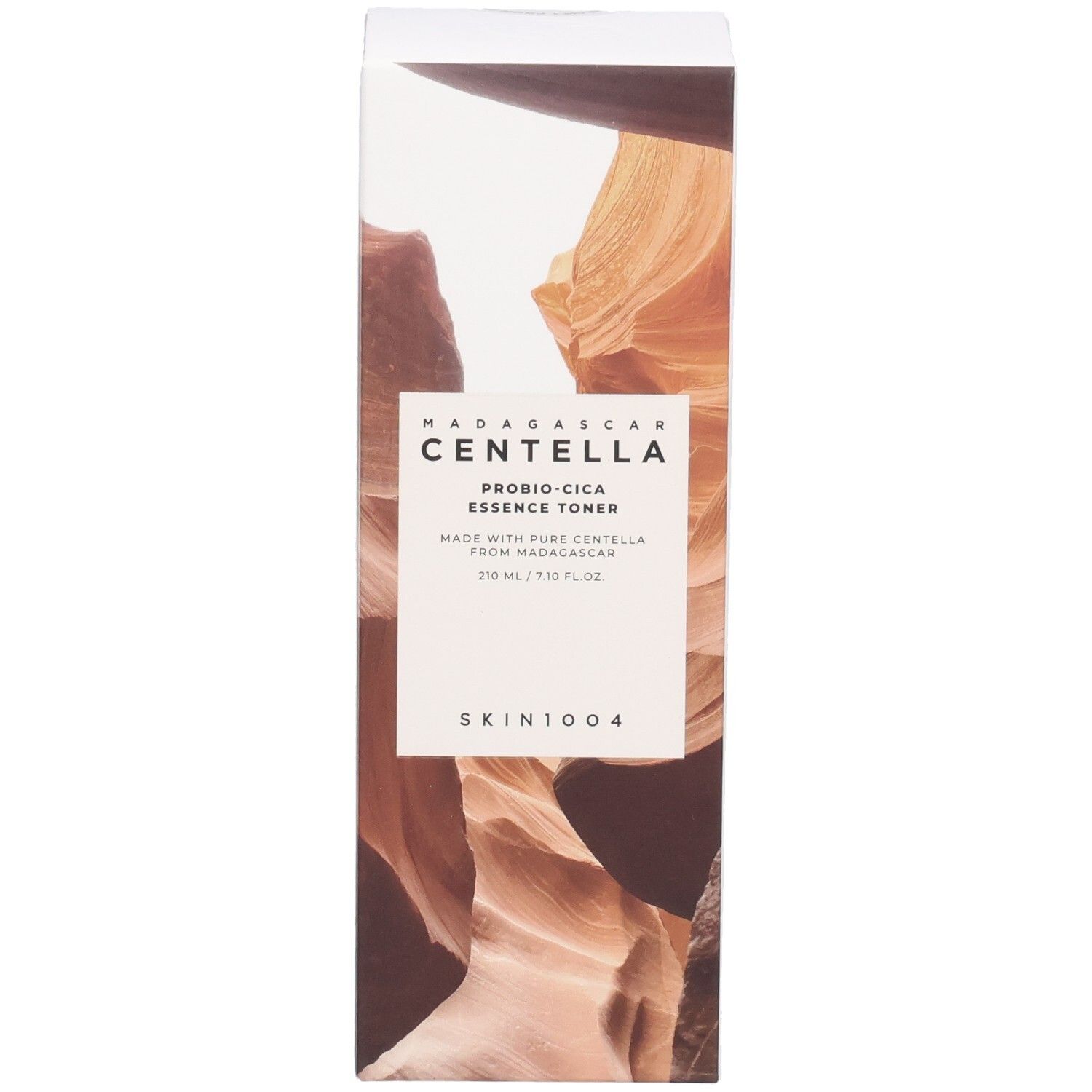 Produktverpackung mit braunem Landschaftsmotiv. Text: MADAGASCAR CENTELLA, PROBIO-CICA ESSENCE TONER, SKIN1004.