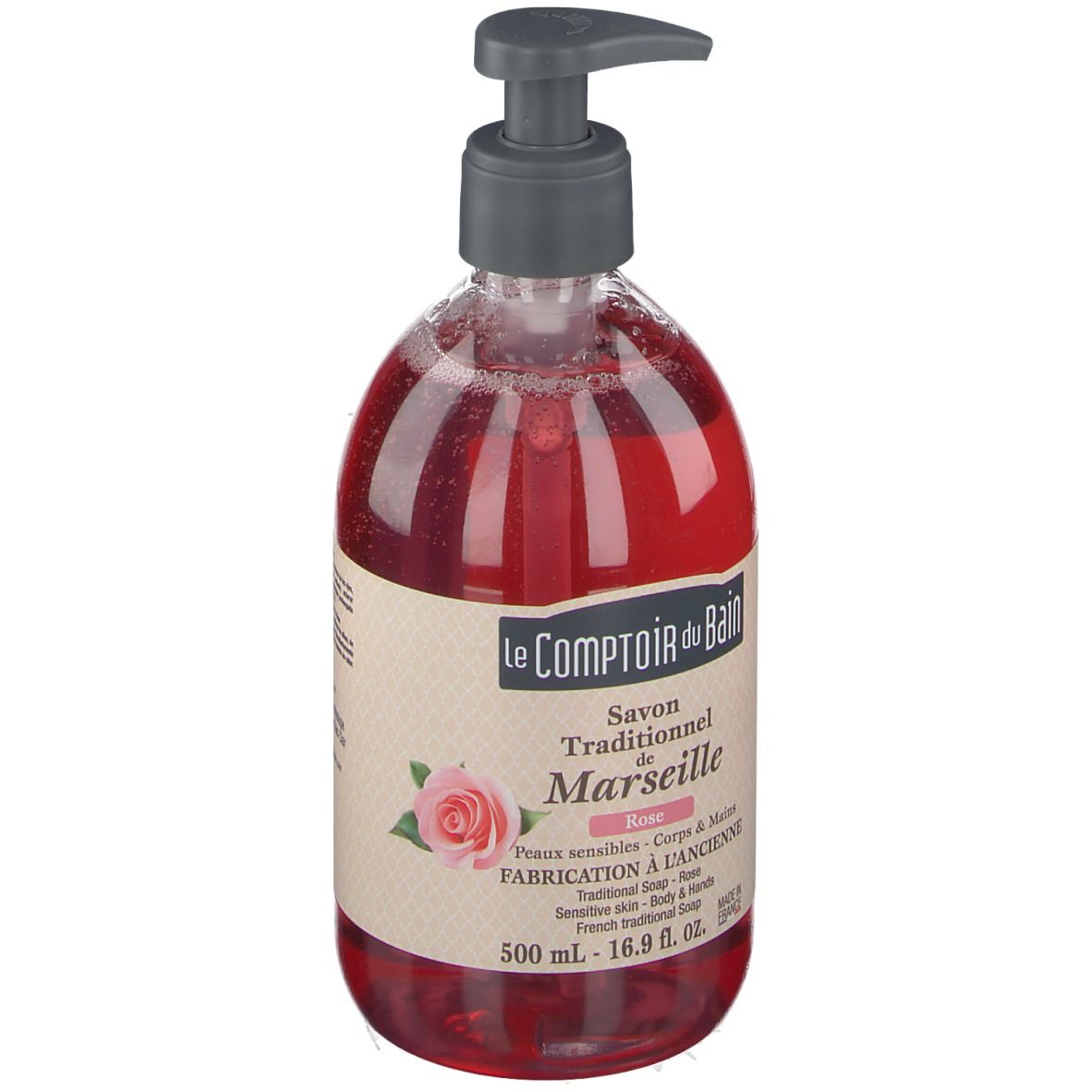 Rote Flüssigseife in einer durchsichtigen Flasche mit Pumpe. Aufschrift: Le Comptoir du Bain, Savon Traditionnel de Marseille Rose.