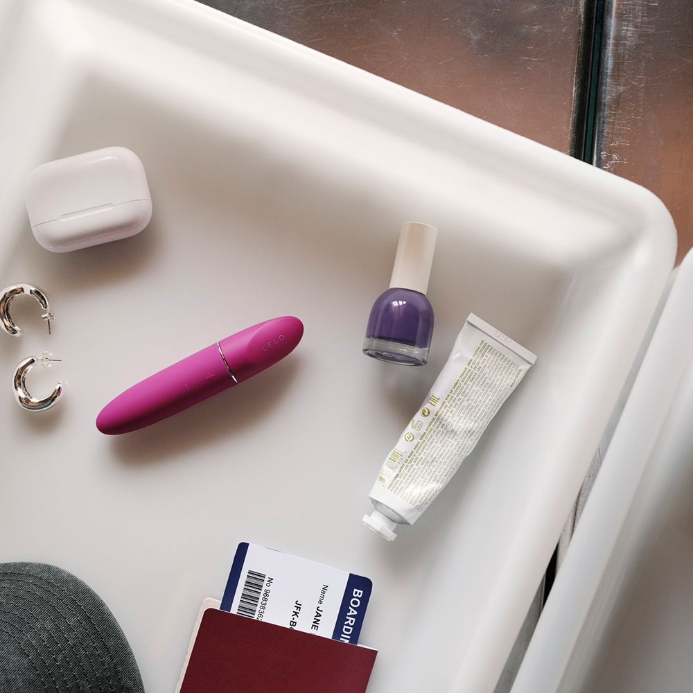 Vibrator, Nagellack, Creme, Ohrringe. Auf Tablett. Lila Vibrator.