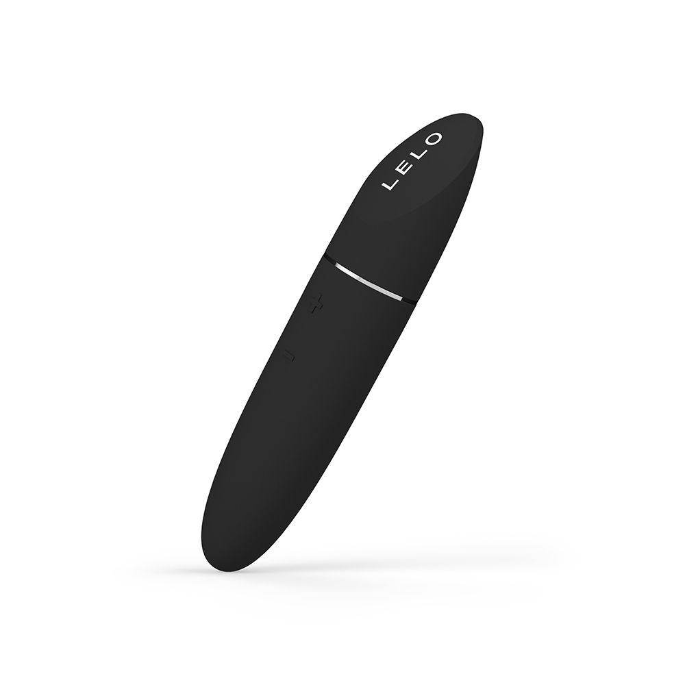 Schwarzes, längliches Wellness-Produkt mit LELO-Logo. Silberner Streifen in der Mitte.