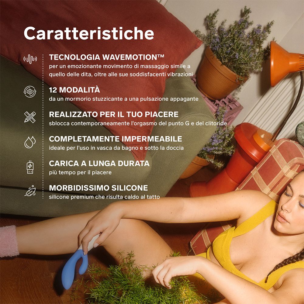 Frau liegt auf Kissen. Wellness-Produkt in der Hand. Text: WaveMotion Technologie, 12 Modi, wasserdicht.