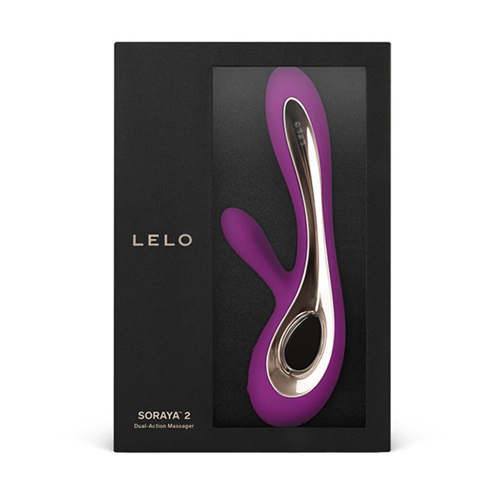 Schwarze Verpackung mit Sichtfenster. Zeigt einen lila Vibrator mit goldfarbenen Details. Marke: Lelo, Modell: Soraya 2.