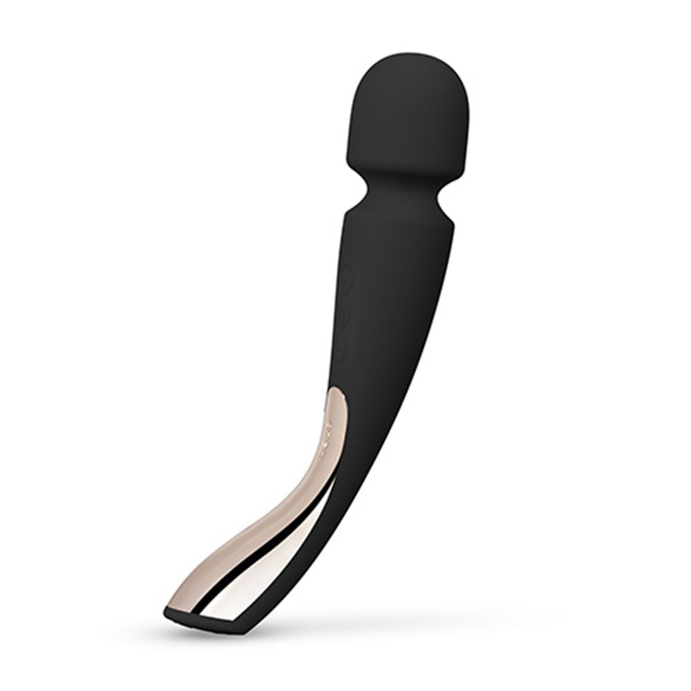 Schwarzer Massage-Wand mit abgerundetem Kopf und geschwungenem Griff. Goldfarbene Akzente.