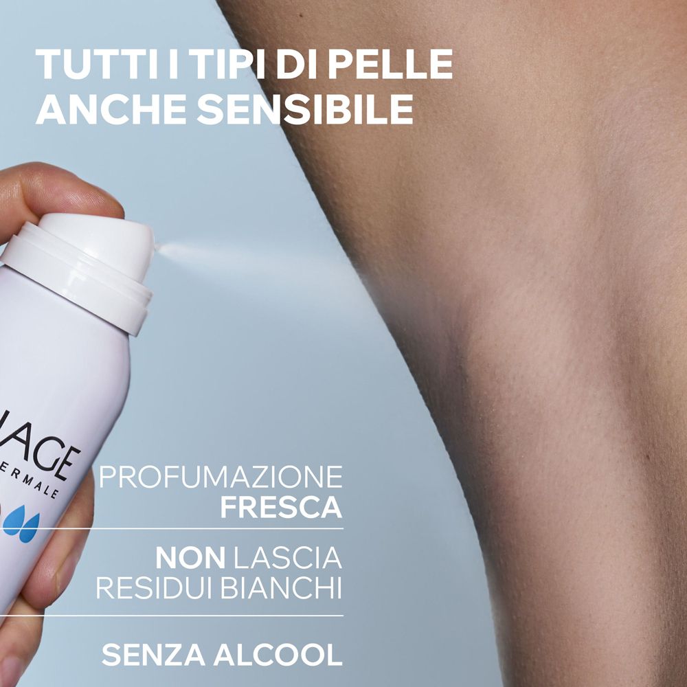 Deodorant wird auf Achselhöhle gesprüht. Text: Profumazione fresca, Non lascia residui bianchi, Senza alcool.