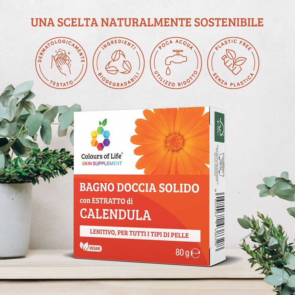 Verpackung eines festen Duschbads mit Calendula-Extrakt, umgeben von Pflanzen und mit Umweltzeichen.