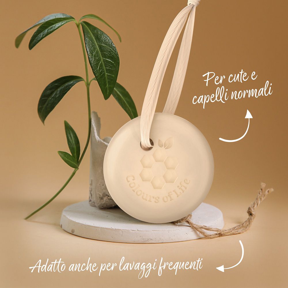 Feste Shampooflasche mit Aloe Vera, aufgehängt an einem Band.