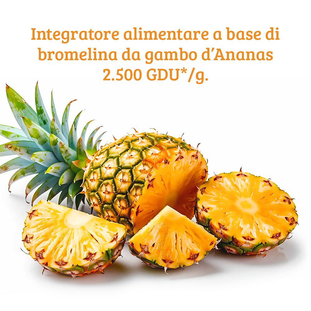 Ananas und Ananasstücke, die Bromelain darstellen.