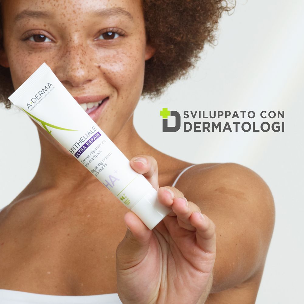Frau hält eine Creme-Tube. Text: Entwickelt mit Dermatologen. Logo: A-DERMA Epitheliale Ultra Repair.