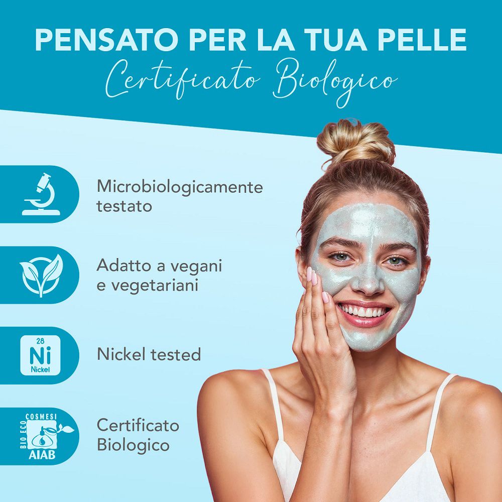 Frau mit Gesichtsmaske, mit Icons für biologisch und nickelgetestet.