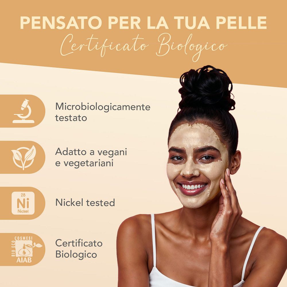 Frau mit Gold-Tonmaske im Gesicht. Mikrobiologisch getestet, vegan.