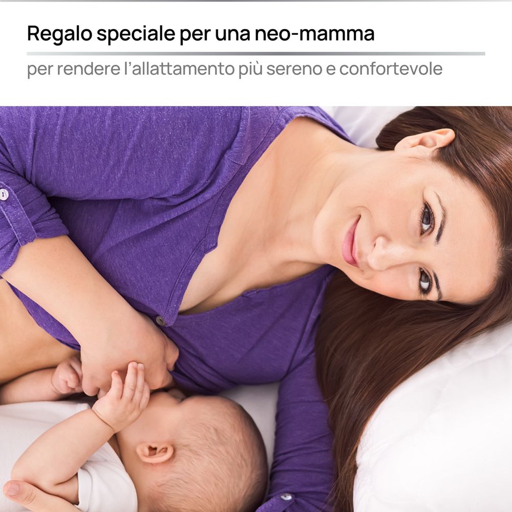 Frau stillt Baby, hält silberne Brustwarzenschale bereit.