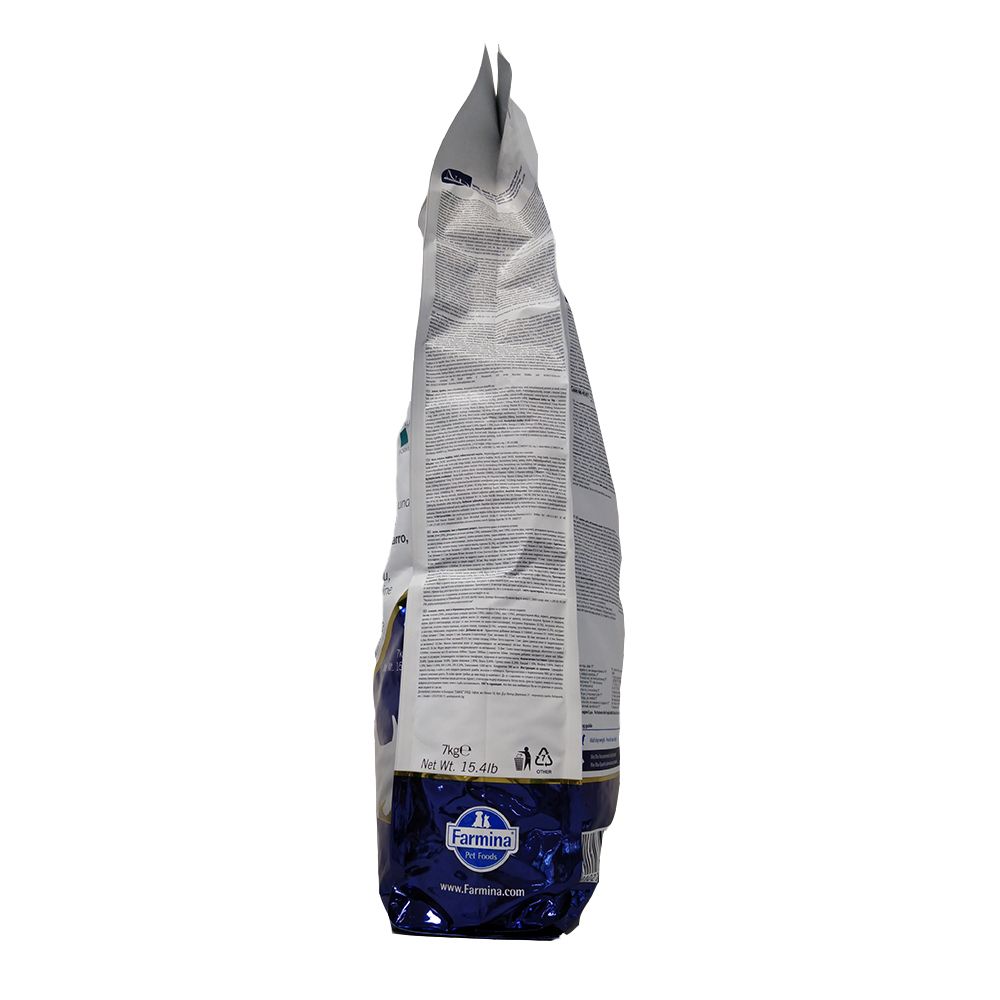 Seitenansicht des Trockenfutterbeutels. Text, Logo Farmina. Inhalt 7kg.