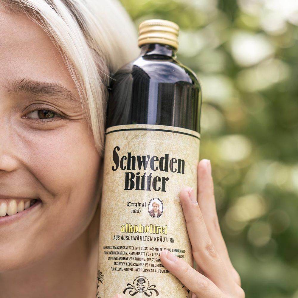 Rückseite einer Flasche Original Schwedenbitter 0% Alkohol mit Etikett, das Nährwertangaben zeigt.