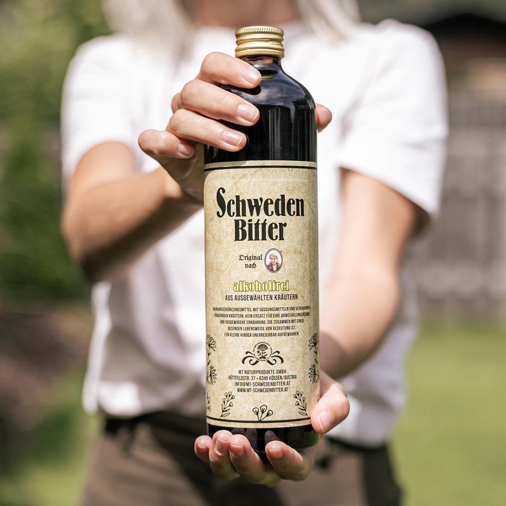 Flasche Original Schwedenbitter 0% Alkohol mit Etikett, das Inhaltsstoffe und Herstellerdetails auflistet.