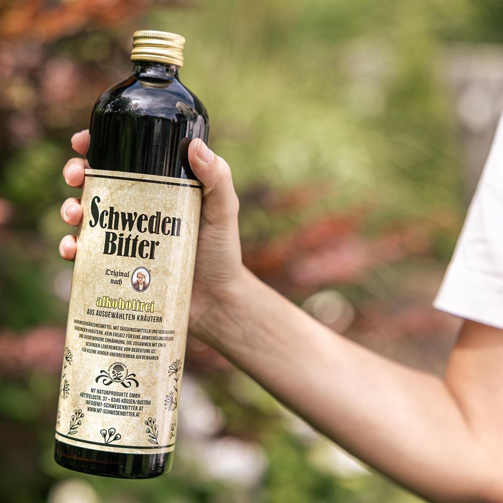 Flasche Original Schwedenbitter 0% Alkohol mit Etikett, das 'Original nach Kräutern' angibt.