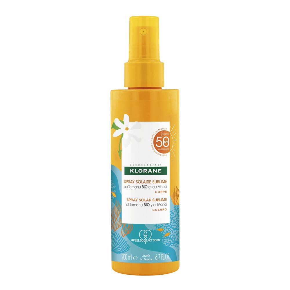 Gelbe Sprayflasche mit Sprühkopf. Aufschrift: KLORANE, Spray Solaire Sublime SPF 50. Mit floralem Design.