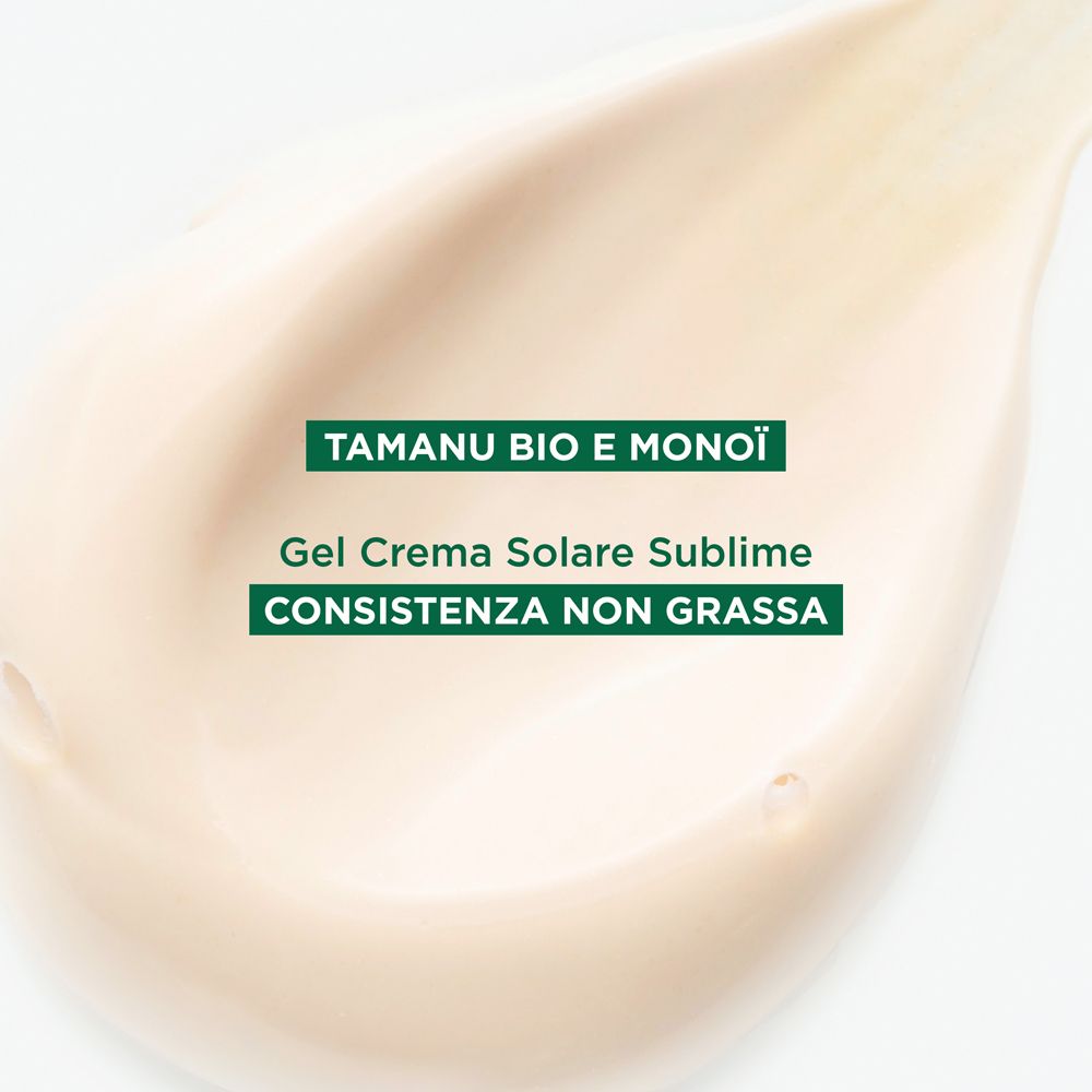 Nahaufnahme einer cremigen Substanz. Text: Tamanu Bio und Monoï. Konsistenz nicht fettend.