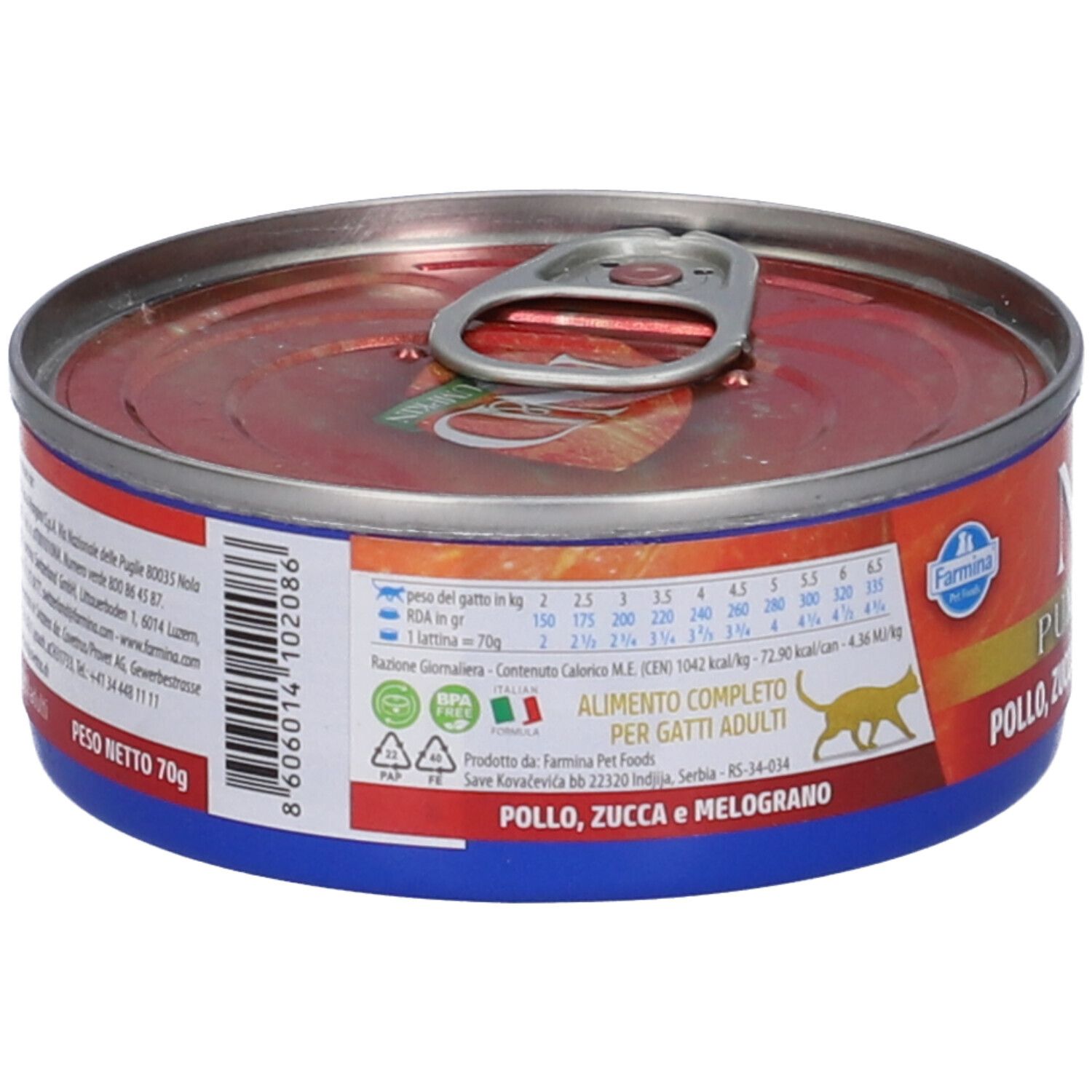 Tiernahrungskonserve, rund, mit Etikett. Blaue und rote Elemente. Text: Pollo, Zucca e Melograno. Enthält Nährwertangaben und Logos.